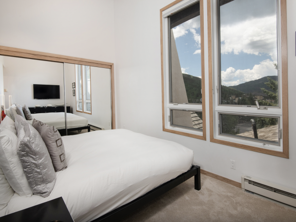 Luxury Vail Village 4 Bedroom Vacation Condo - Walk to Lifts